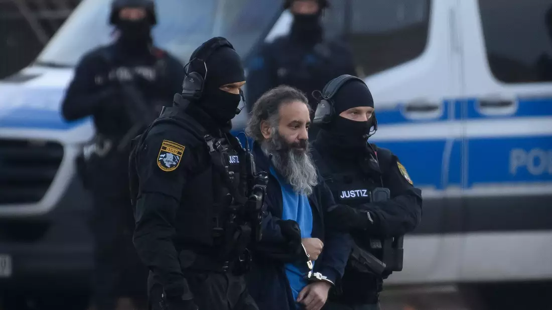 Taleb al-Abdulmohsen wird auf dem Gelände der Landesbereitschaftspolizei zu einem Hubschrauber geführt. - Bild: Klaus-Dietmar Gabbert/dpa