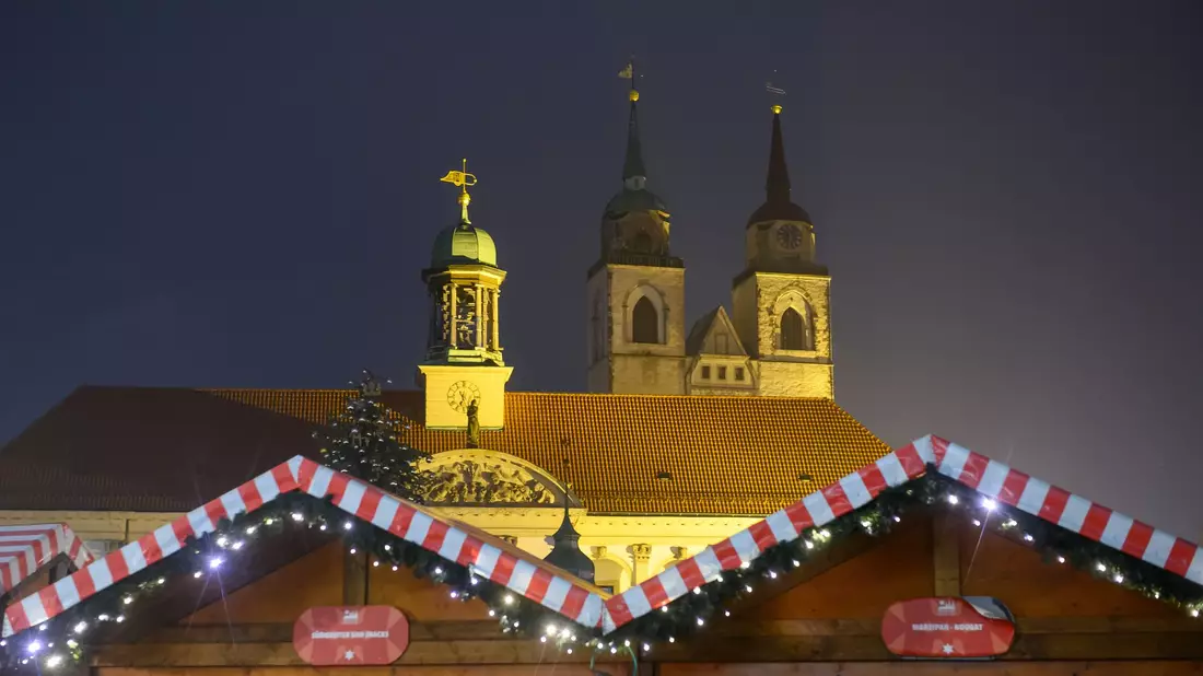 Schon seit Ende Oktober stehen die ersten Buden auf dem Alten Markt vor dem Magdeburger Rathaus. - Bild: Klaus-Dietmar Gabbert/dpa