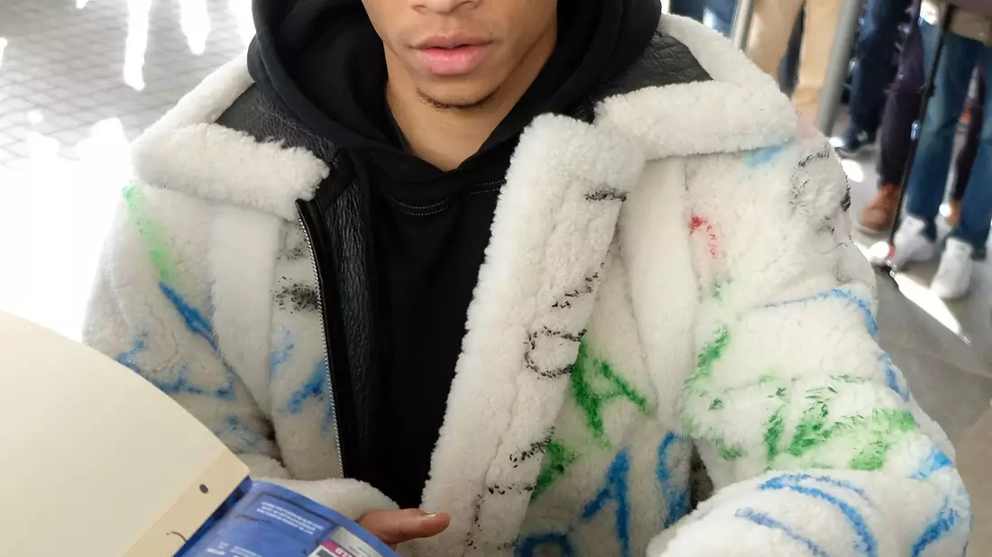 In diesem Outfit kam Leroy Sané 2019 in Wolfsburg an. (Archivbild)  - Bild: Peter Steffen/dpa
