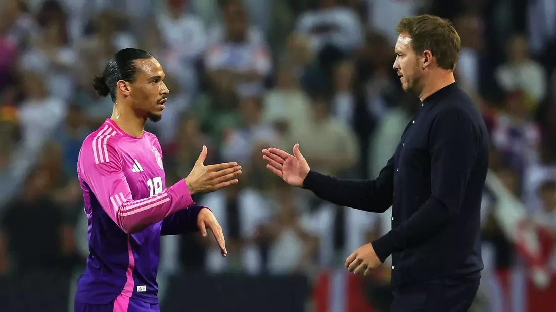 Leroy Sané (l) und Julian Nagelsmann klatschen nach einem Spiel ab. (Archivbild)  - Bild: Christian Charisius/dpa
