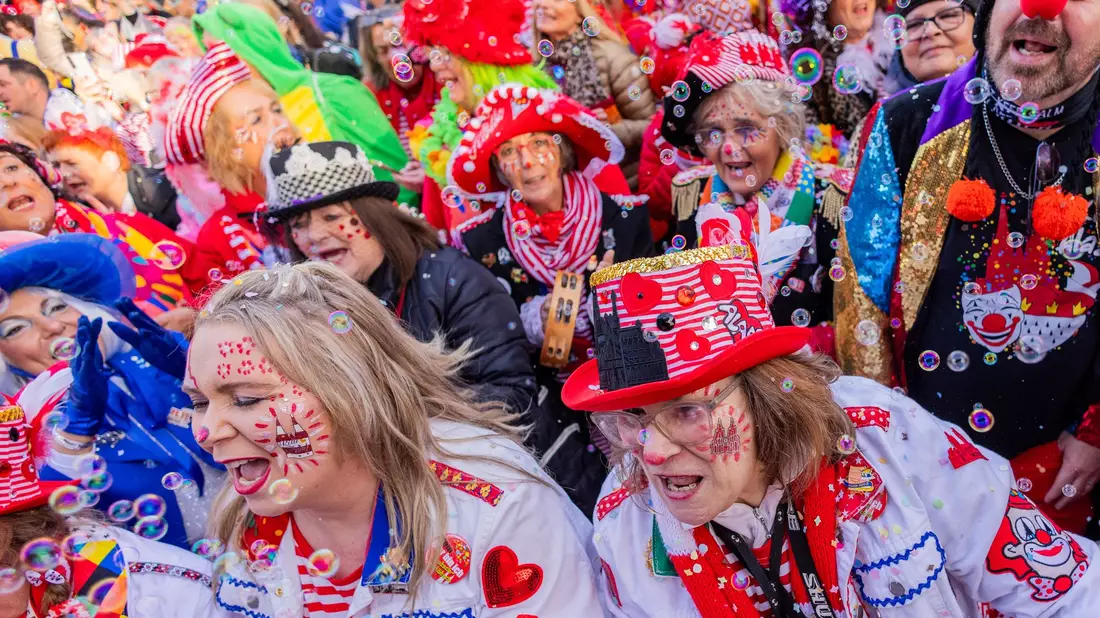 Kölns oberster Karnevalist Christoph Kuckelkorn hält den Karneval für eine große Therapiesitzung.  - Bild: Rolf Vennenbernd/dpa