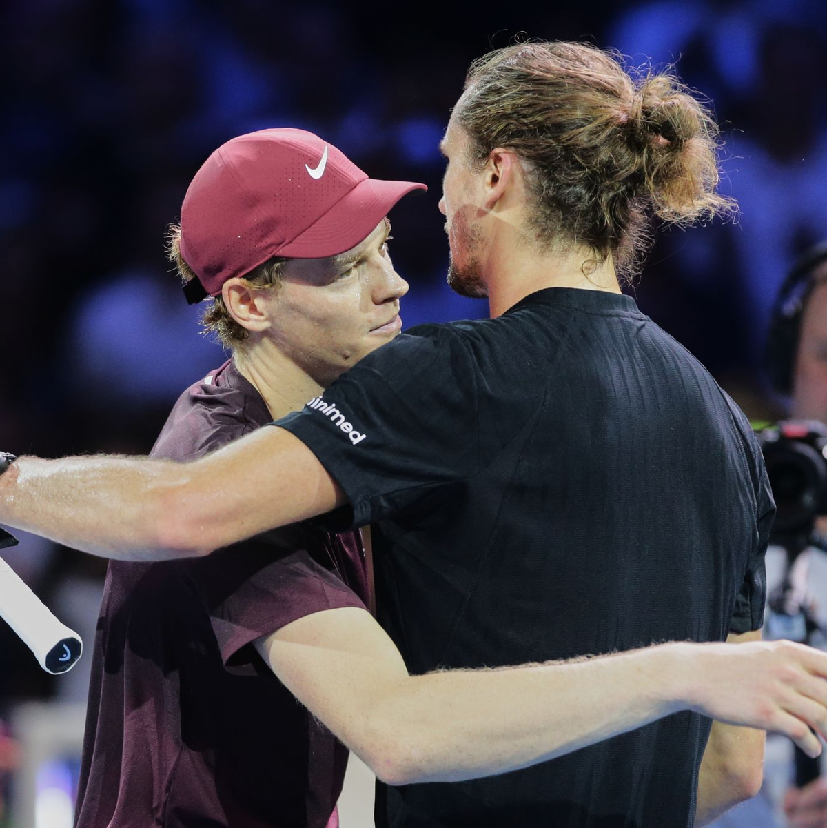 Schätzen und respektieren sich: Jannik Sinner (l) und Alexander Zverev - Foto: Heinz-Peter Bader/AP/dpa