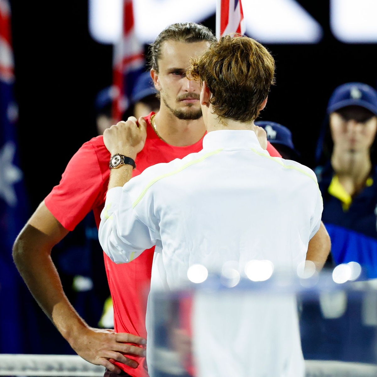 Jannik Sinner (vorne) glaubt fest an einen Grand-Slam-Turniersieg für Alexander Zverev. - Foto: Frank Molter/dpa