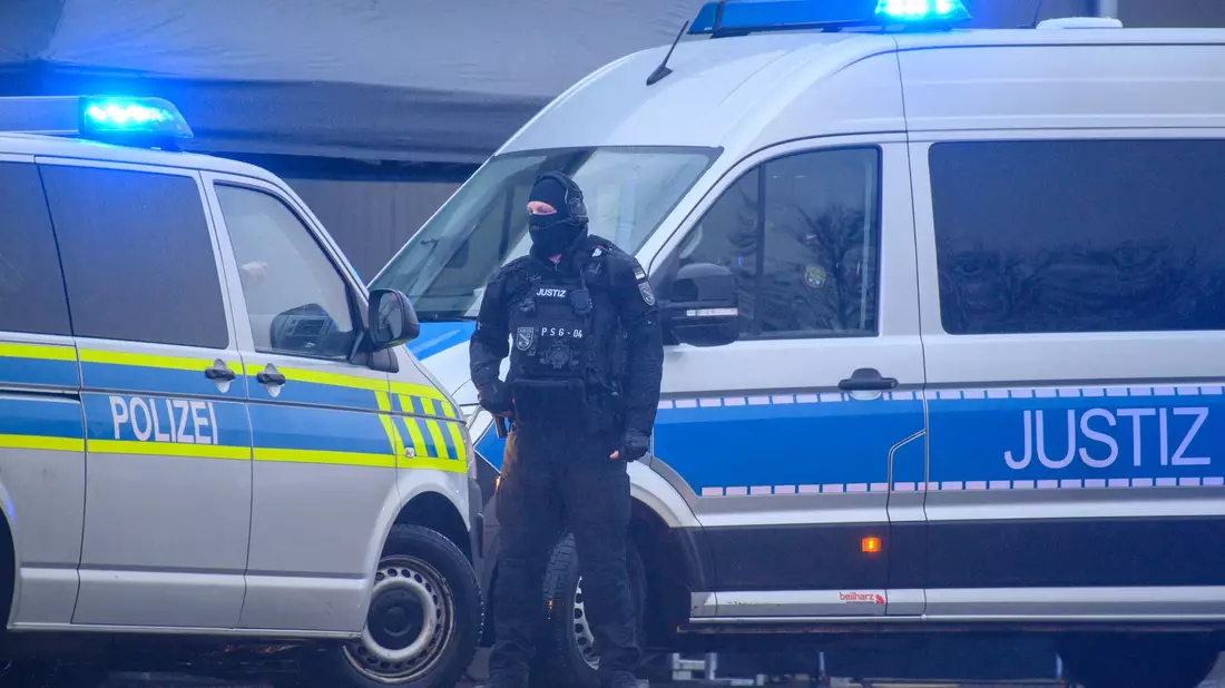 Taleb al-Abdulmohsen sitzt in dem Gerichtssaal in einem Glaskasten. - Bild: Klaus-Dietmar Gabbert/dpa