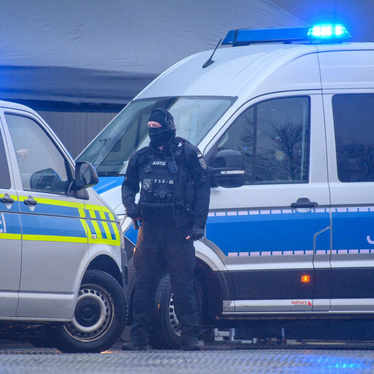 Der Konvoi mit Taleb al-Abdulmohsen fährt vor das temporäre Gerichtsgebäude in Magdeburg. - Foto: Klaus-Dietmar Gabbert/dpa