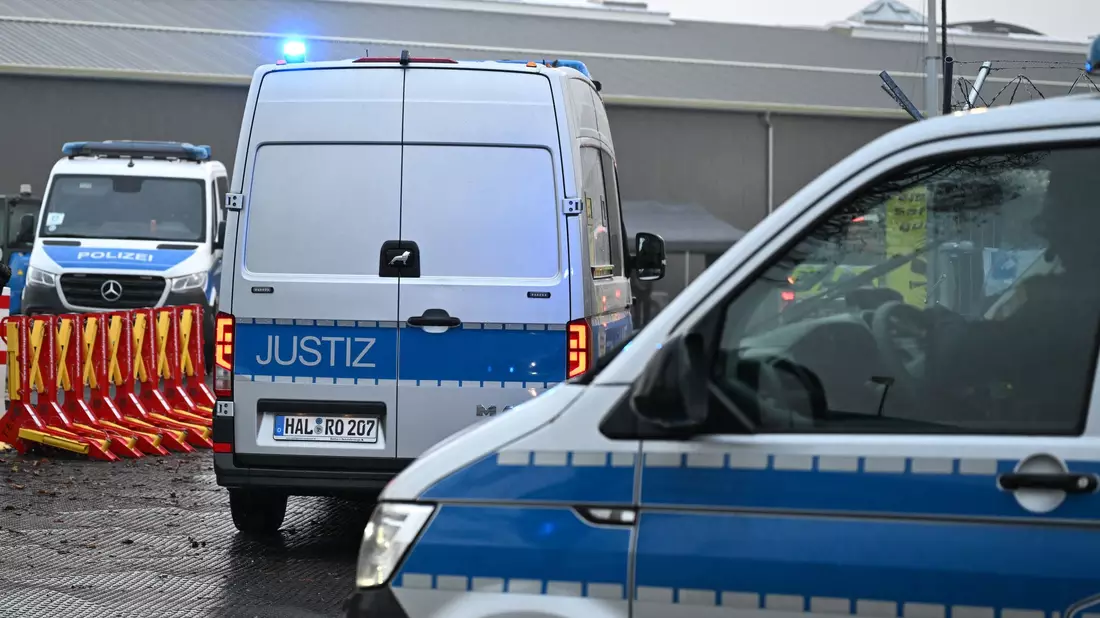 Der Attentäter vom Magdeburger Weihnachtsmarkt kommt am temporären Gerichtsgebäudes an. - Bild: Hendrik Schmidt/dpa