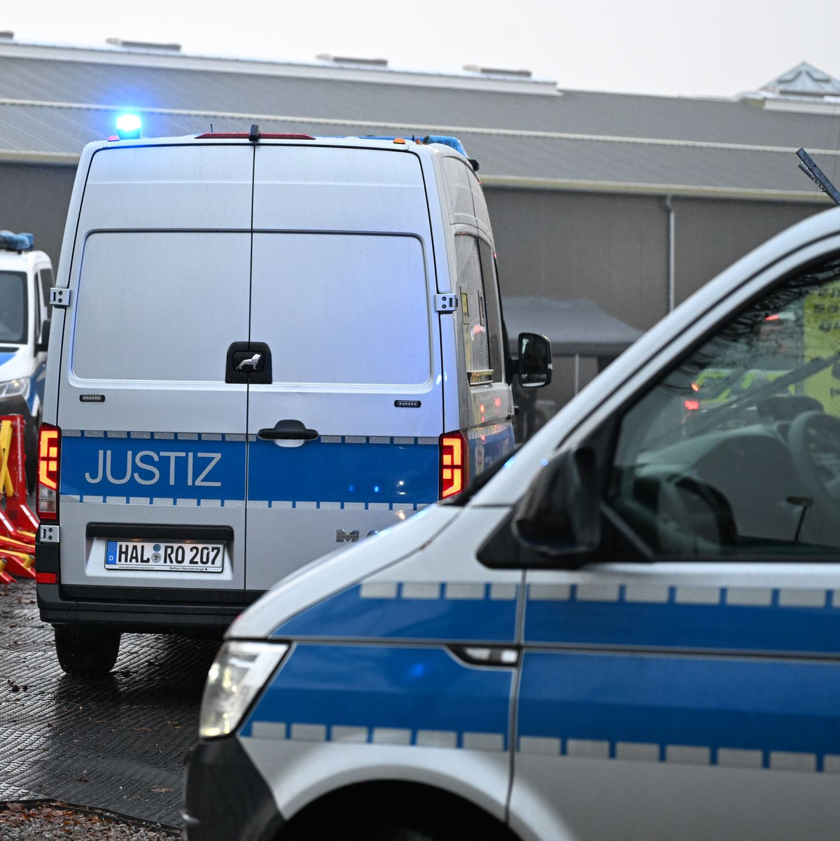 Der Attentäter vom Magdeburger Weihnachtsmarkt kommt am temporären Gerichtsgebäudes an. - Foto: Hendrik Schmidt/dpa