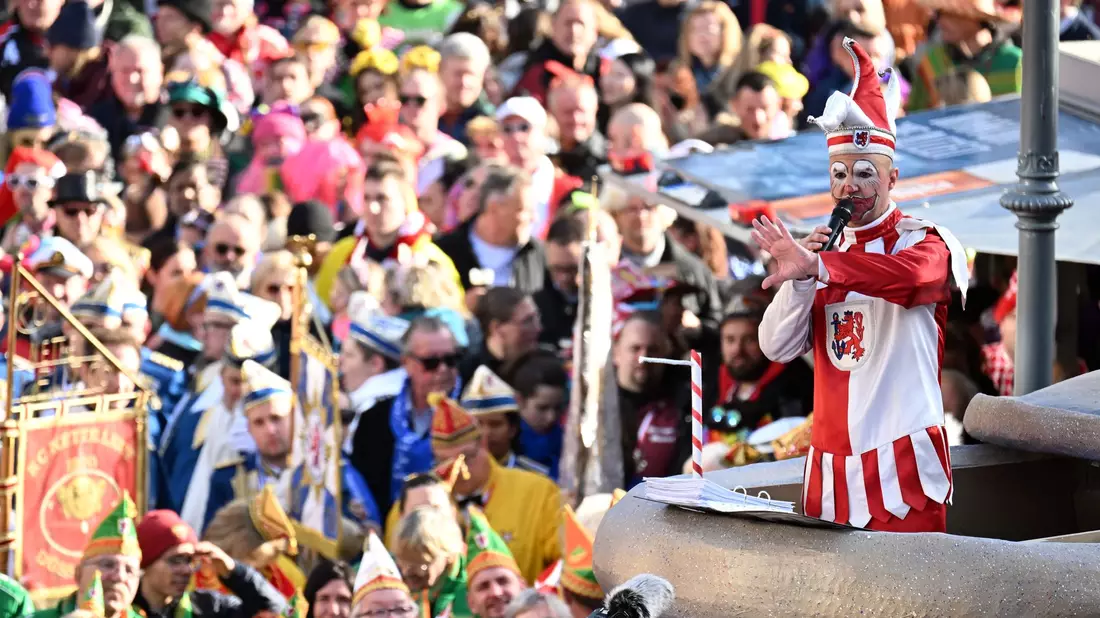 In Düsseldorf erwachte um 11.11 Uhr der Hoppeditz zum Leben. - Bild: Federico Gambarini/dpa
