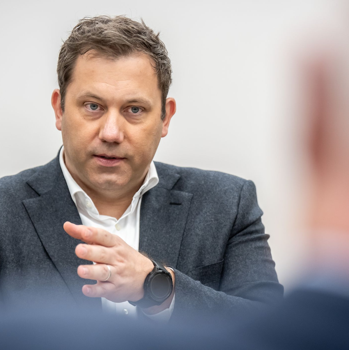 Der Vizekanzler reist als erster Minister der schwarz-roten Bundesregierung nach Peking. (Archivbild) - Foto: Michael Kappeler/dpa