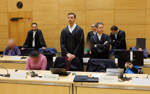 Prozesstart um das Schleusen von Prostituierten aus Thailand nach Deutschland: Die Angeklagten sitzen im Landgericht Bielefeld neben ihren Verteidigern. - Foto: Friso Gentsch/dpa