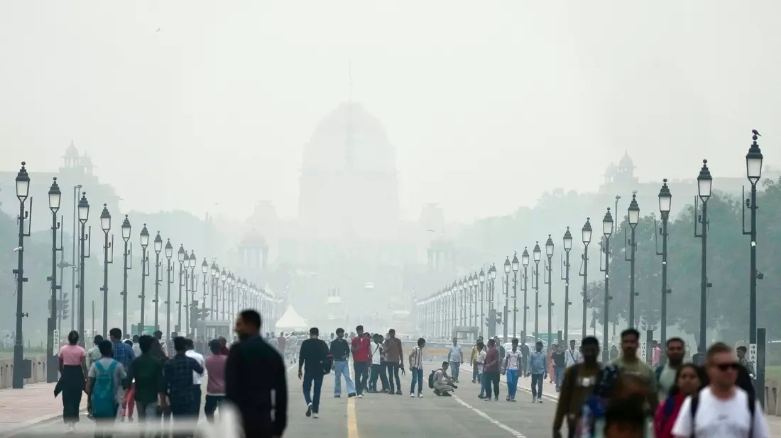 Menschen auf einer in Smog gehüllten Straße in Neu Delhi. (Archivbild) - Bild: Manish Swarup/AP/dpa