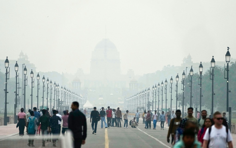 Menschen auf einer in Smog gehüllten Straße in Neu Delhi. (Archivbild) - Foto: Manish Swarup/AP/dpa