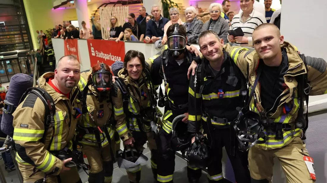 FW Bremerhaven: Feuerwehr Bremerhaven überzeugt beim 1. Blaulichtlauf im Klimahaus Bremerhaven - Bild: presseportal.de