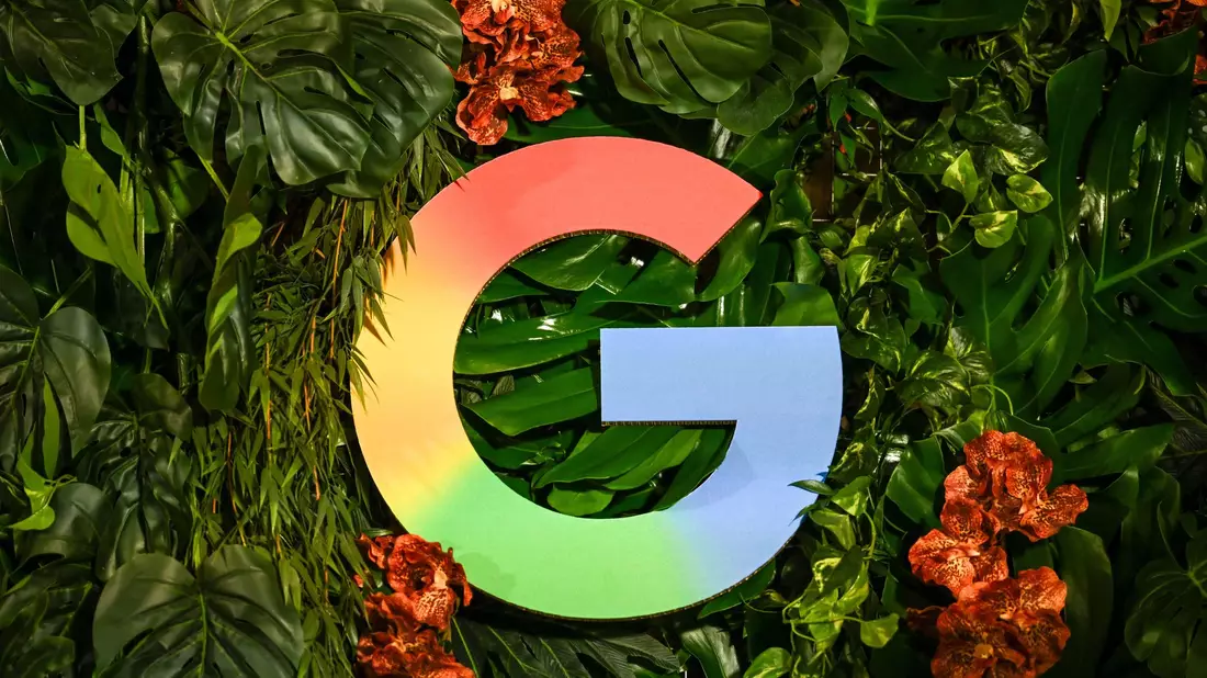 Das Google-Logo in Regenbogenfarben. - Bild: Britta Pedersen/dpa