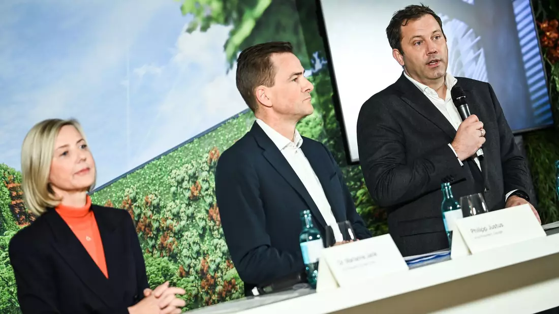 Das Google-Management hat im Beisein von Finanzminister Lars Klinbeil (r) die Pläne verkündet.  - Bild: Britta Pedersen/dpa