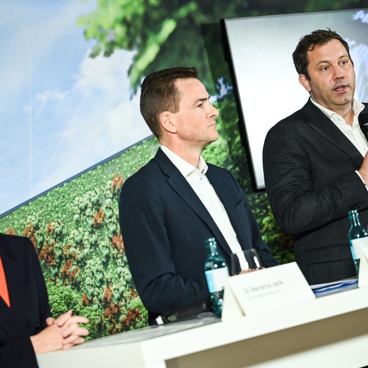 Das Google-Management hat im Beisein von Finanzminister Lars Klinbeil (r) die Pläne verkündet.  - Foto: Britta Pedersen/dpa