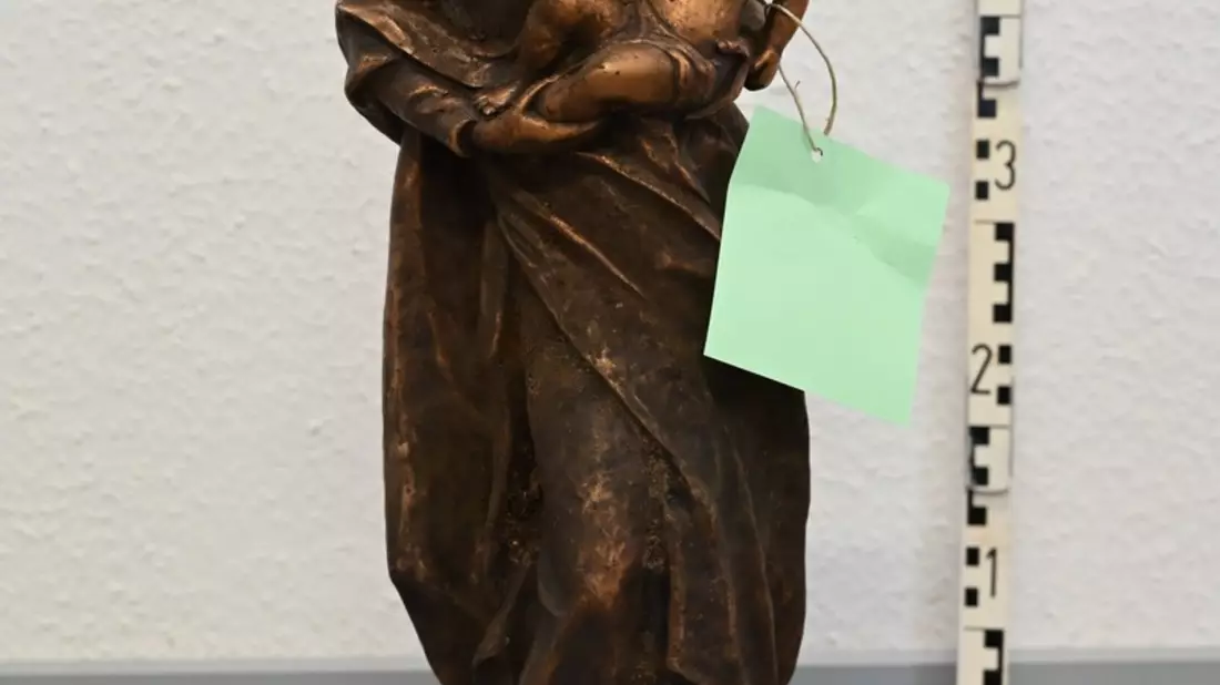 POL-KLE: Emmerich am Rhein - Bronzefigur in Waldstück gefunden / Polizei sucht Besitzer - Bild: presseportal.de