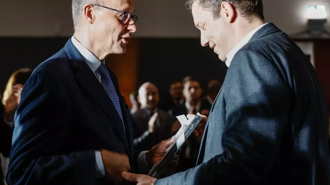 Auch Ehefrau Charlotte Merz kam zum Geburtstagsempfang. - Bild: Tobias Koch/CDU/CSU-Fraktion im Deutschen Bundestag/dpa