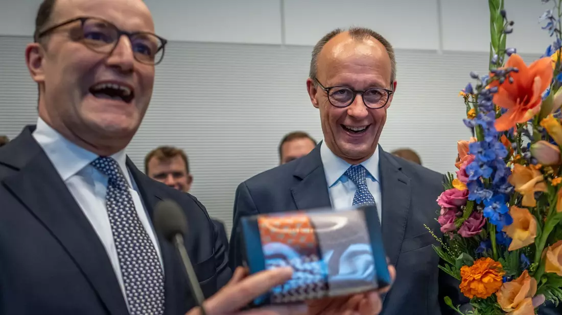 Merz hat ein Faible für besonders gemusterte Krawatten.  - Bild: Michael Kappeler/dpa
