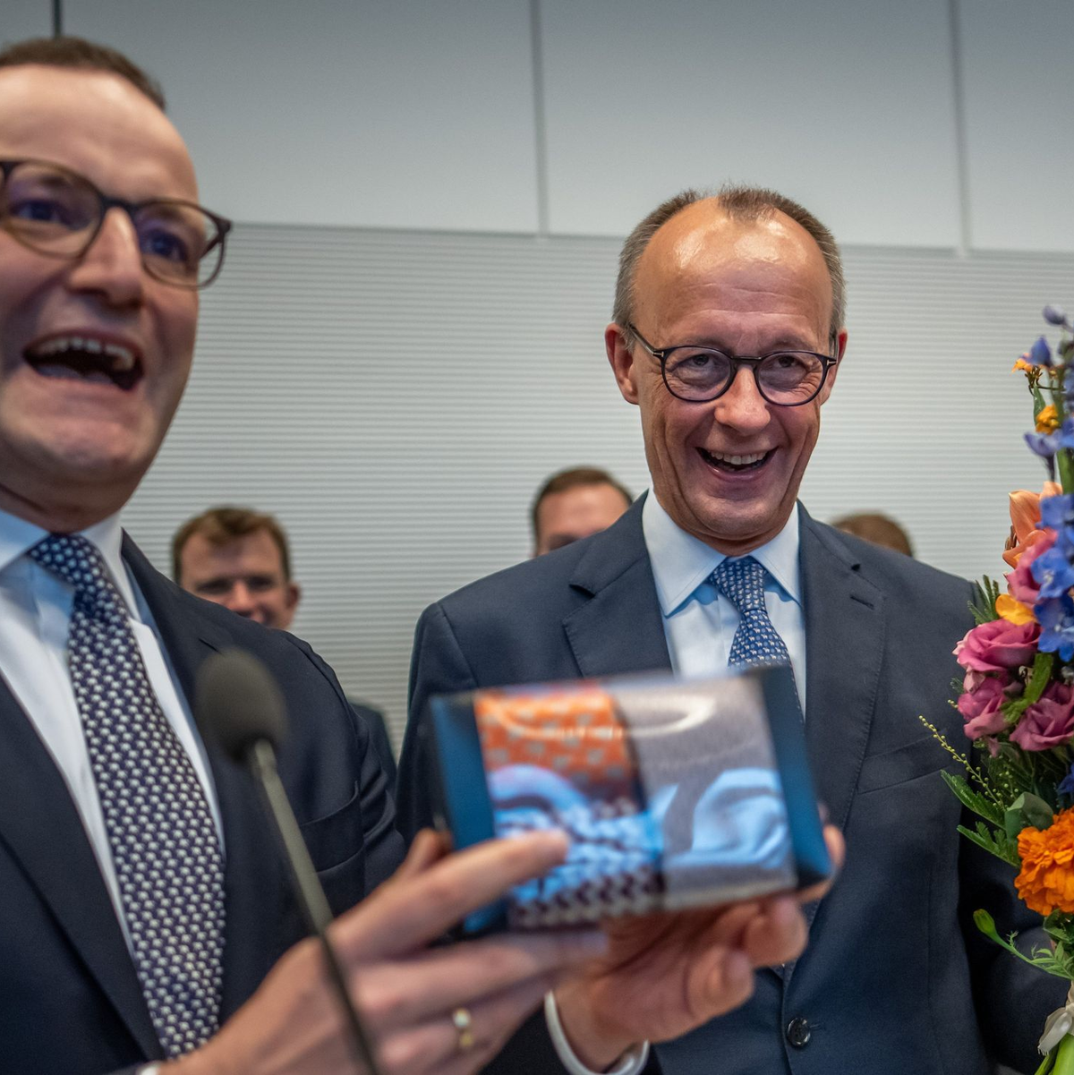 Merz hat ein Faible für besonders gemusterte Krawatten.  - Foto: Michael Kappeler/dpa