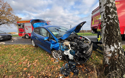 FFW Bergen: Auslaufende Betriebsstoffe nach Unfall auf der B3 - Foto: presseportal.de