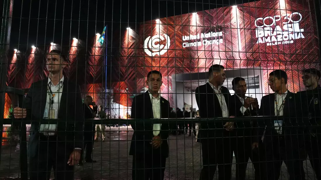 Auch Klimaaktivisten fordern ein Aus für fossile Energieträger. - Bild: Joshua A. Bickel/AP/dpa