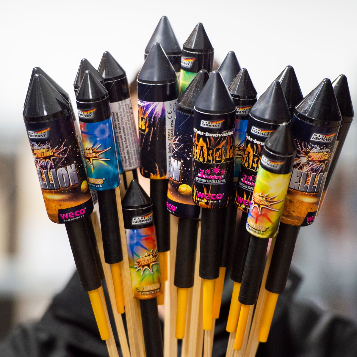 Auf das klassische Silvesterfeuerwerk verzichten die meisten Deutschen laut einer Umfrage. (Symbolbild) - Foto: Christophe Gateau/dpa