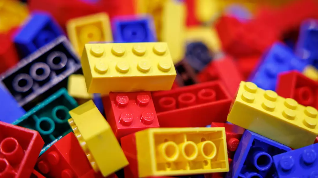 Nicht nur Kinder spielen mit Lego. - Bild: Daniel Karmann/dpa