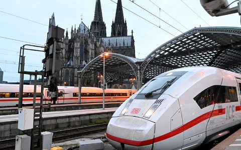 ICE von Köln in Richtung Berlin und Hamburg müssen einen Bogen über das Ruhrgebiet machen. (Archivbild) - Foto: Roberto Pfeil/dpa