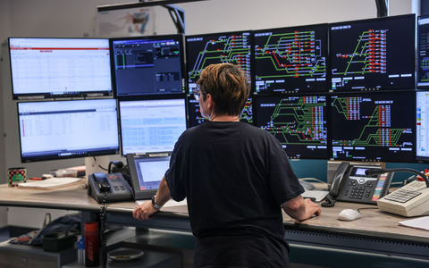 Mit Bildschirmen und Tastatur werden die Zugfahrten in einem modernen elektronischen Stellwerk gesteuert. (Archivbild) - Foto: Oliver Berg/dpa