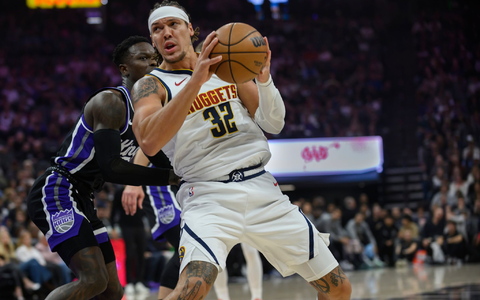 Das war nichts: Dennis Schröder (l) verlor mit Sacramento auch gegen die Denver Nuggets um Aaron Gordon. - Foto: Randall Benton/AP/dpa