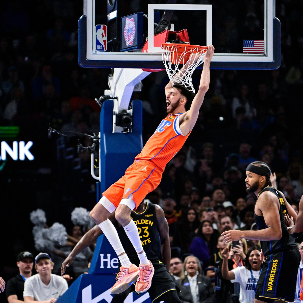 Neun Versuche, neun Treffer: Chet Holmgren (Mitte) war gegen die Warriors nicht zu stoppen. - Foto: Gerald Leong/AP/dpa
