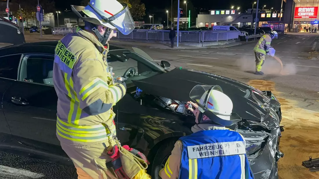 FW Weinheim: Verkehrsunfall am Abend auf der Mannheimer Straße - Bild: presseportal.de