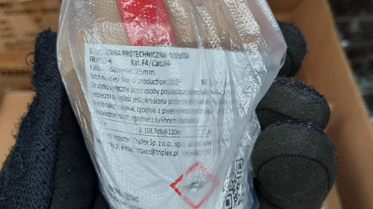 HZA-OS: Zoll und Bundespolizei stellen 148 Kilogramm Feuerwerkskörper in Kleintransporter sicher - Foto: presseportal.de