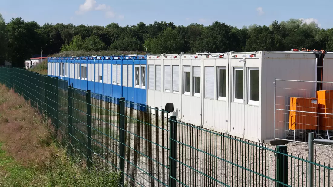 Einige Kommunen nutzen Container nur als Notfallmaßnahme zur Unterbringung von Asylbewerbern, andere auch länger. (Archivbild) - Bild: Bernd Wüstneck/dpa