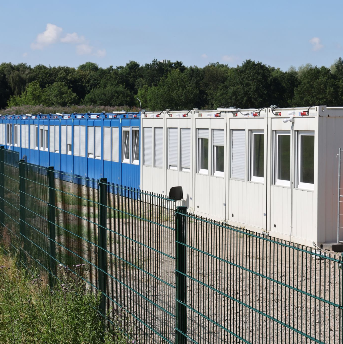 Einige Kommunen nutzen Container nur als Notfallmaßnahme zur Unterbringung von Asylbewerbern, andere auch länger. (Archivbild) - Foto: Bernd Wüstneck/dpa