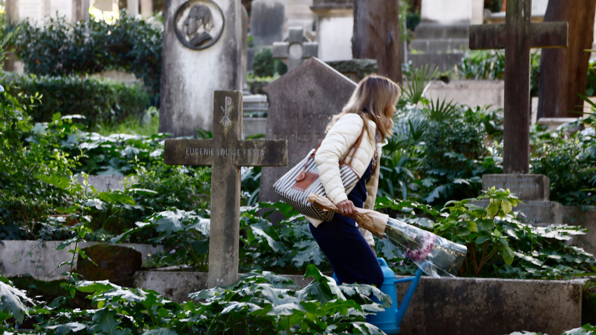 Sechs Beschäftigte des Mailänder Bestattungsamtes sollen Schmuck von Leichen entwendet haben. (Archivbild) - Foto: Cecilia Fabiano/LaPresse/AP/dpa