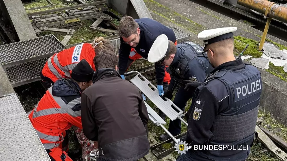 Bundespolizeidirektion München: Rettungseinsatz nach Gleissturz - Bild: presseportal.de