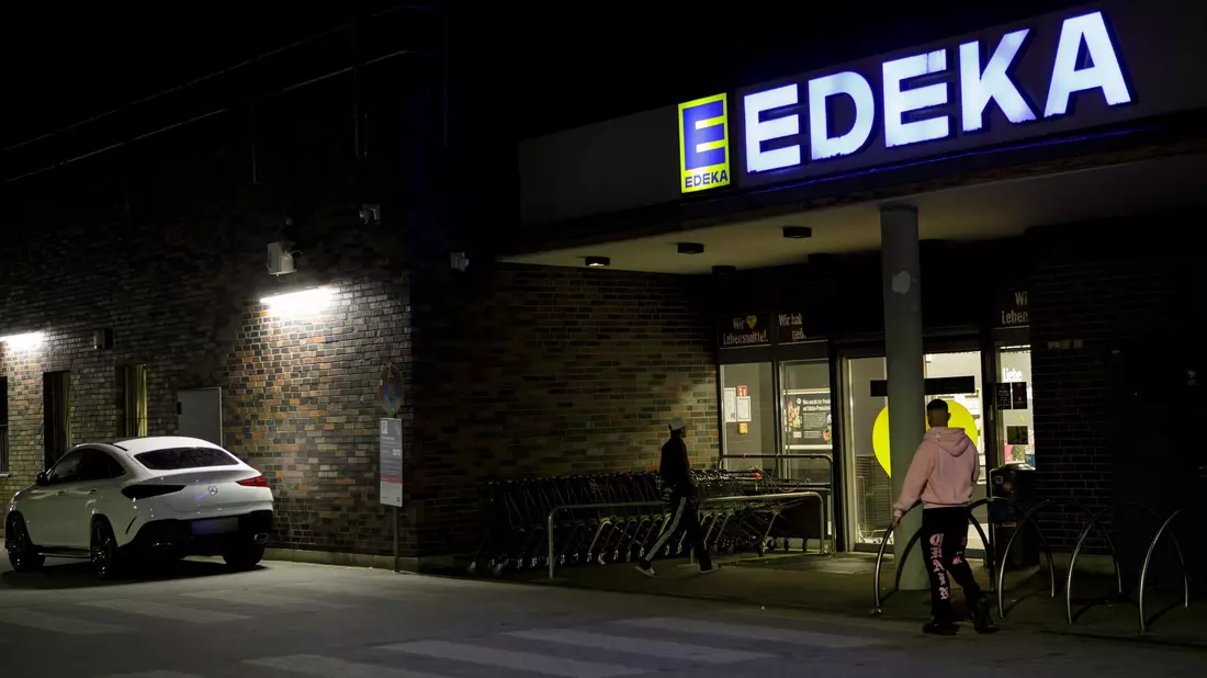 Edeka ist größter Lebensmittelhändler in Deutschland. - Bild: Julius-Christian Schreiner/dpa