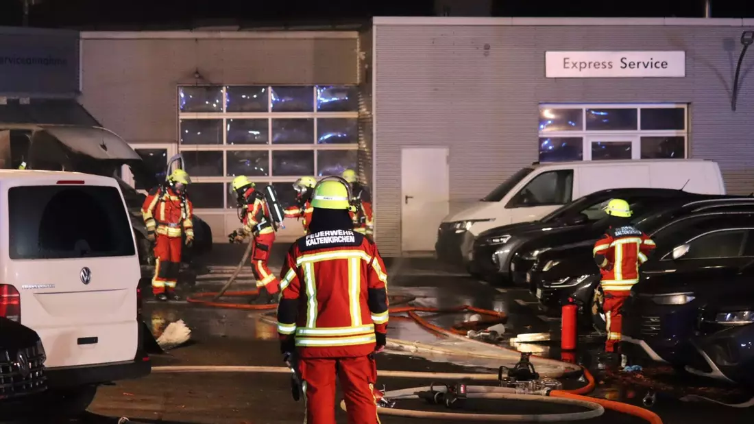 FW-SE: Feuer zweier PKW sowie einem Transporter an einem Autohaus in Kaltenkirchen - Bild: presseportal.de