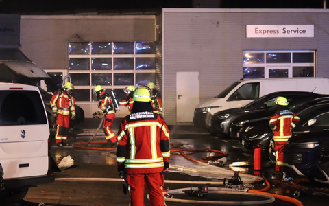 FW-SE: Feuer zweier PKW sowie einem Transporter an einem Autohaus in Kaltenkirchen - Foto: presseportal.de