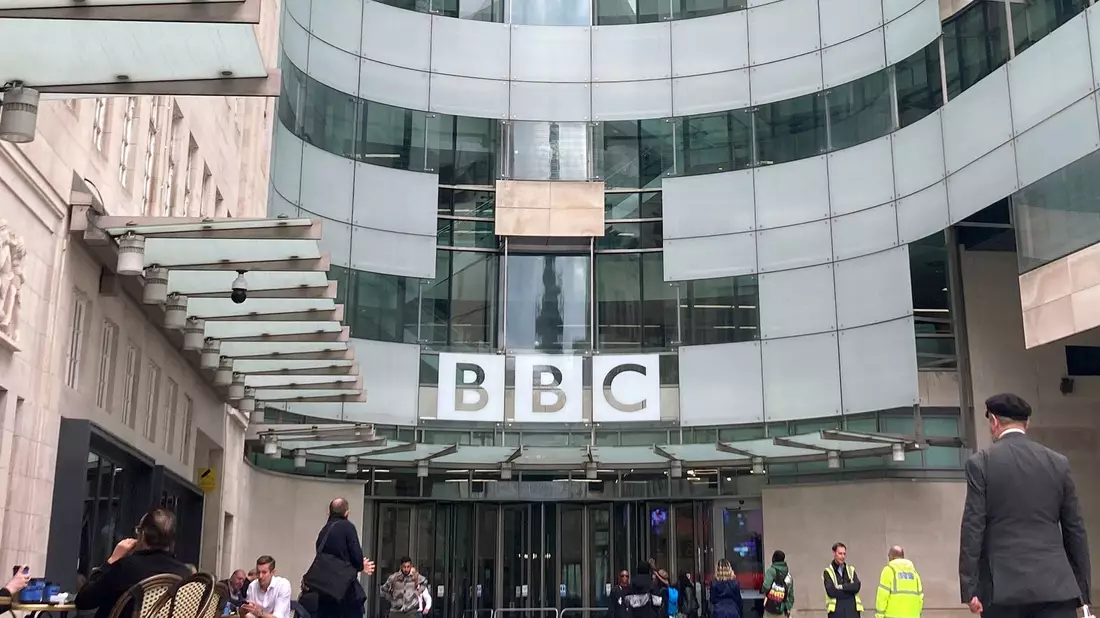 Die britische Rundfunkanstalt BBC steckt in einer Krise. (Archivbild) - Bild: Christoph Meyer/dpa
