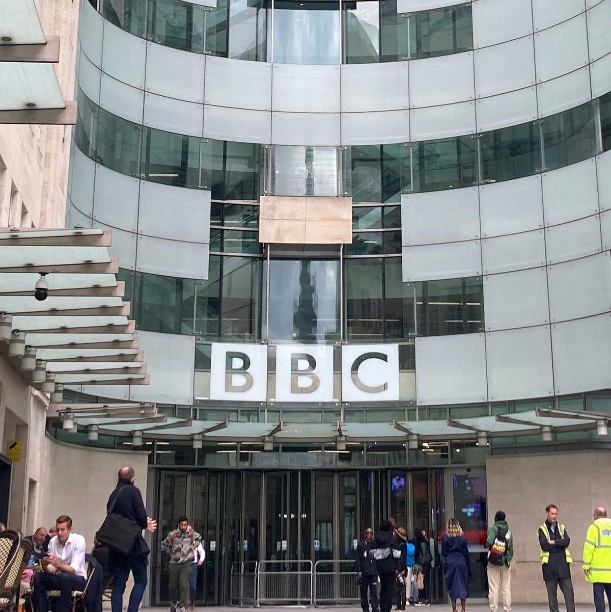 Die britische Rundfunkanstalt BBC steckt in einer Krise. (Archivbild) - Foto: Christoph Meyer/dpa