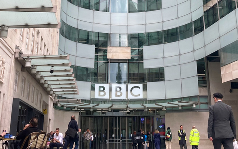 Die britische Rundfunkanstalt BBC sieht sich einer möglichen Klage von US-Präsident Trump ausgesetzt. (Archivbild) - Foto: Christoph Meyer/dpa