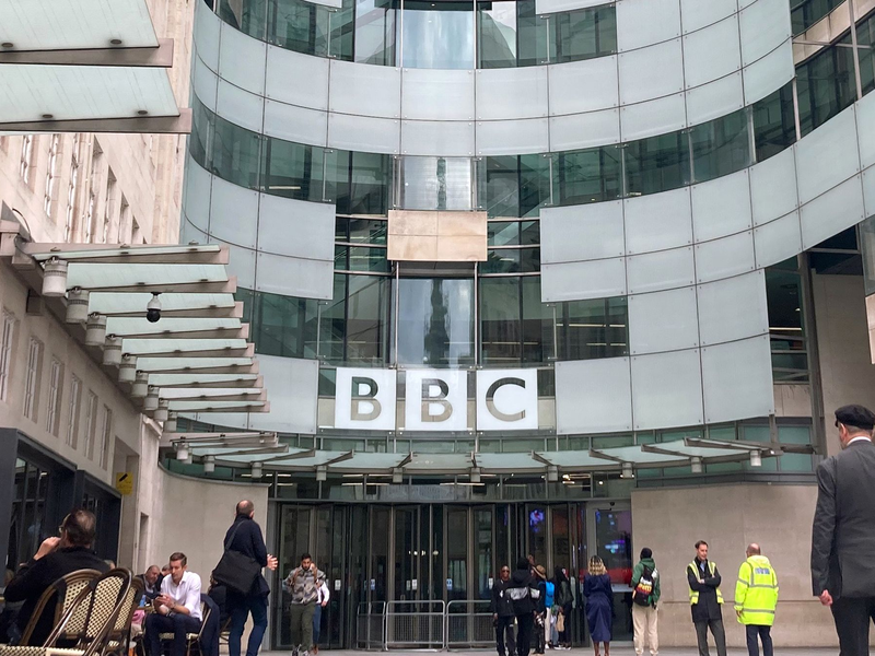 Die britische Rundfunkanstalt BBC sieht sich einer möglichen Klage von US-Präsident Trump ausgesetzt. (Archivbild) - Foto: Christoph Meyer/dpa