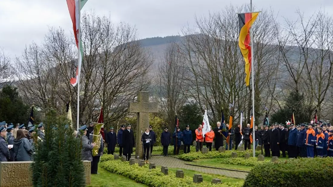 FF Olsberg: Gedenkfeier zum Volkstrauertag in Bigge-Olsberg - Bild: presseportal.de