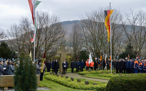 FF Olsberg: Gedenkfeier zum Volkstrauertag in Bigge-Olsberg - Foto: presseportal.de