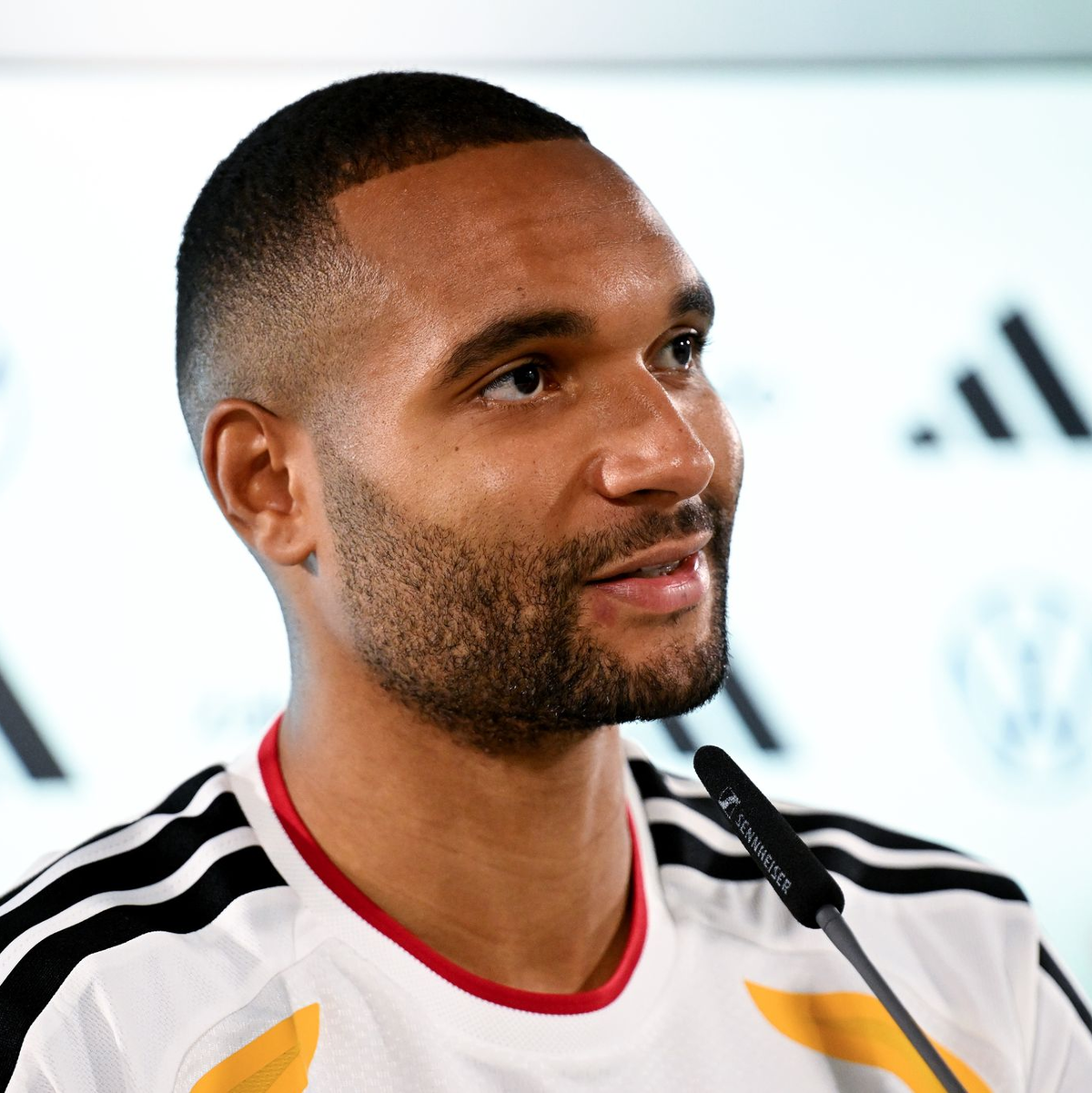 Jonathan Tah hat keine Zweifel an der direkten WM-Qualifikation. - Foto: Julian Stratenschulte/dpa