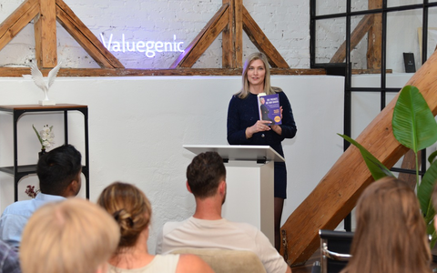 Valeria Hübner präsentiert ihr neues Buch „Die Freiheit, die wir bauen“ auf dem Innovationskongress in Mainz - Foto: presseportal.de