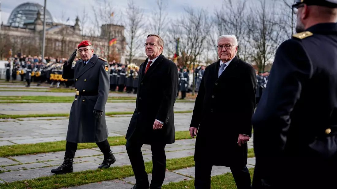 Der Bundespräsident würdigte die Bundeswehr, die tief verankert im freiheitlichen Gemeinwesen und «Armee unserer Demokratie» sei. - Bild: Kay Nietfeld/dpa